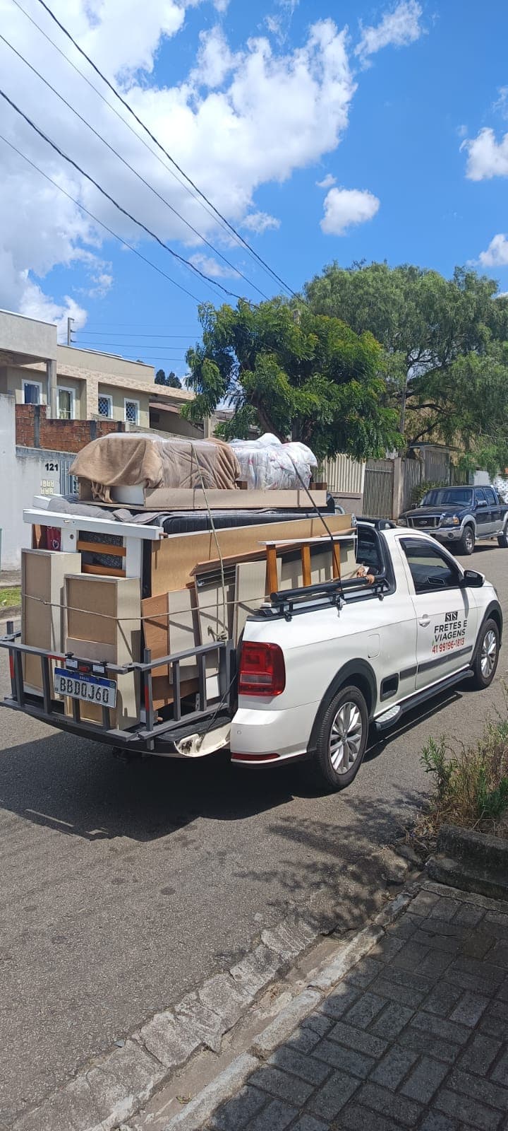 Viagem residencial com caminhonete e carretinha em Curitiba — STS Fretes