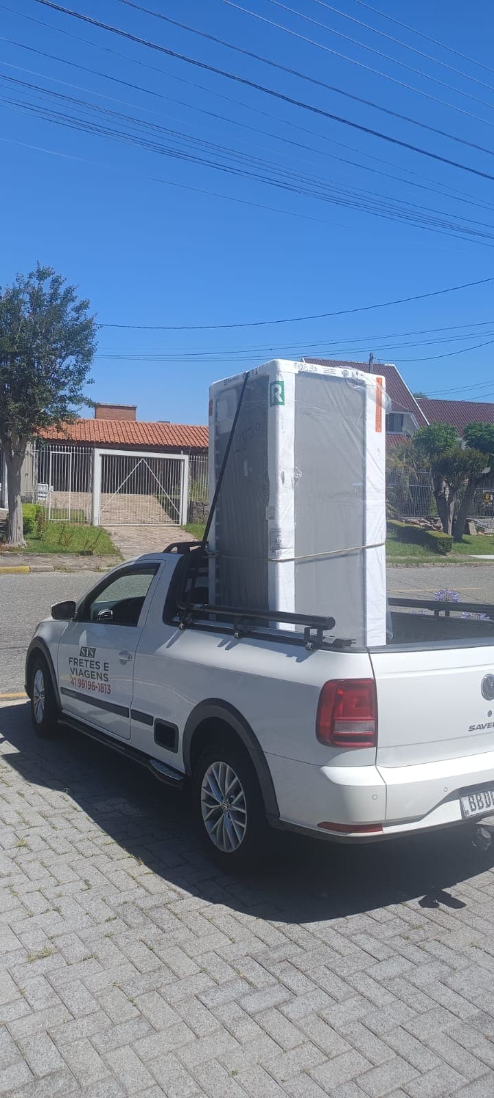 Transporte de geladeira embalada com plástico em Curitiba — STS Fretes